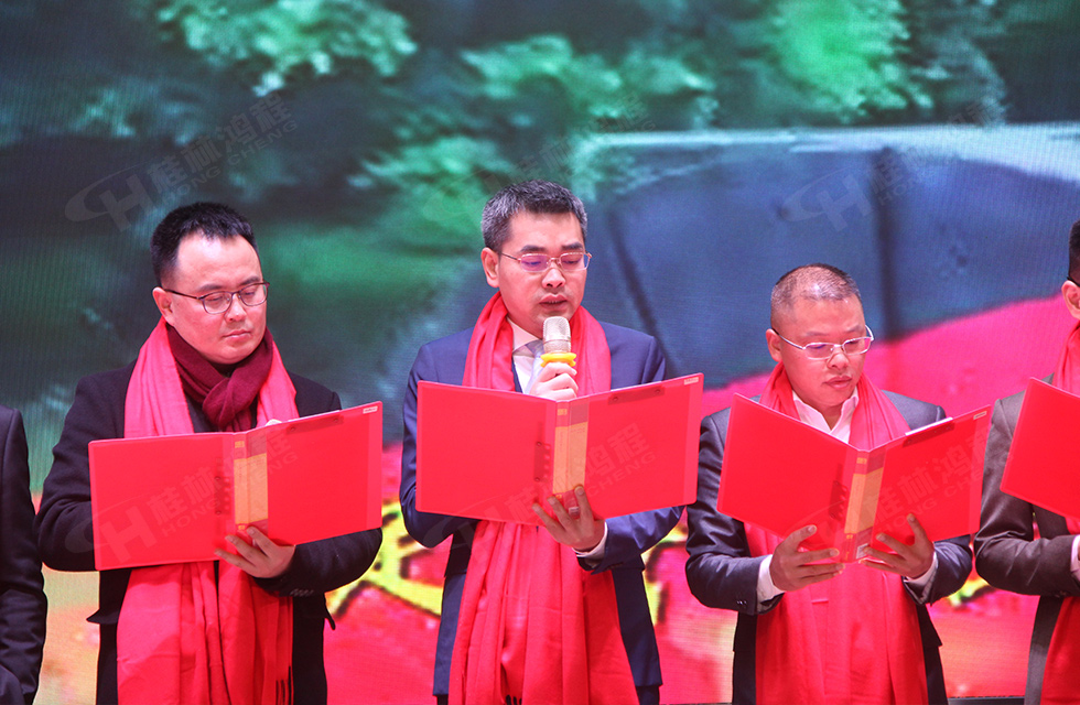 金牛辭舊歲，猛虎迎春來(lái)。搭著歡樂(lè)的時(shí)光列車，我們一起歡送碩果累累的2021年，迎來(lái)了嶄新的2022年。1月26日，我們歡聚一堂，在歡聲笑語(yǔ)、載歌載舞中迎接新春，“立足新鴻程開創(chuàng)新局面”桂林鴻程2021年年終總結(jié)表彰會(huì)由此開始！