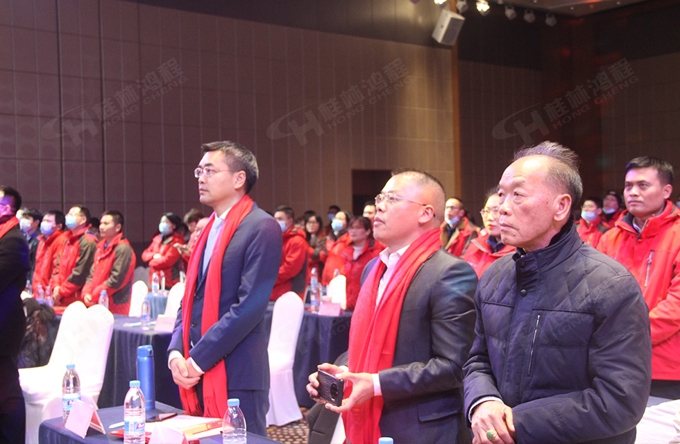金牛辭舊歲，猛虎迎春來(lái)。搭著歡樂(lè)的時(shí)光列車，我們一起歡送碩果累累的2021年，迎來(lái)了嶄新的2022年。1月26日，我們歡聚一堂，在歡聲笑語(yǔ)、載歌載舞中迎接新春，“立足新鴻程開創(chuàng)新局面”桂林鴻程2021年年終總結(jié)表彰會(huì)由此開始！